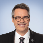 Stéphane Sainte-Croix – photo officielle – 5 x 4 po