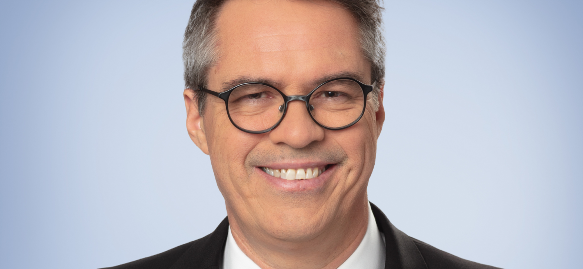 Stéphane Sainte-Croix - photo officielle - 5 x 4 po